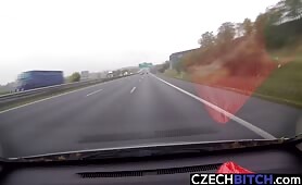 Amateur se filme entrain de baiser une escort dans sa voiture