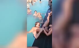 Il se fait acclamer par tous les invités !