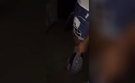 Elle parle à son mec pendant qu'elle suce son amant
