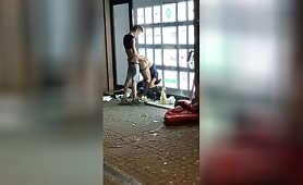 Couple surpris devant une agence immobilière