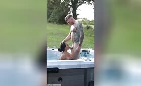 Jeune couple baise dans leur nouveau jacuzzi