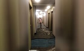 Maman se balade à poil dans les couloirs de l'hotel