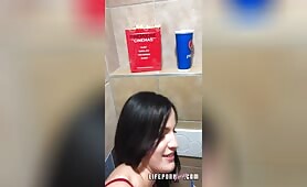 Il baise une fille d'instagram dans les toilettes du cinéma