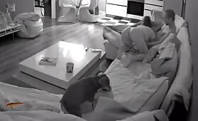 Le chien les mate en train de baiser