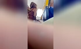 Surpris en train de se faire sucer dans un avion