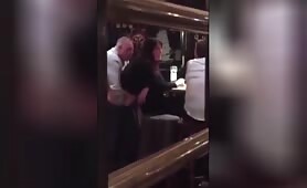 Surpris en train de doigter une femme dans un bar