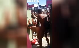 Baisée par un inconnu devant tous les passants dans la rue