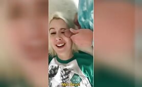 Ce gars harcèle sa nana avec sa queue toute la journée
