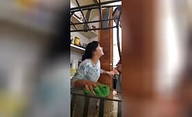 Elle suce rapidement un ami pour lui faire plaisir