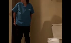 Femme de ménage s'offre à un client bien membré
