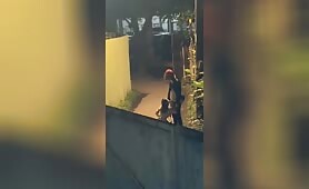 Hollande de nouveau surpris dans la rue