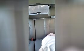 Surprise et interrompue dans la voiture