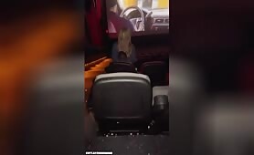 Il chope un couple qui baise au cinéma