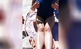 Maman montre ses seins à la plage