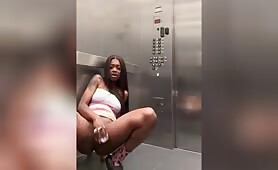 Surprise alors qu'elle se gode dans un ascenseur