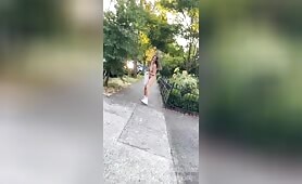 Toycrazykatie s'exhibe dans une rue