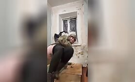 Cette soldat s'amuse avec ce qu'elle a sous la main
