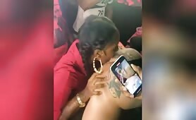 Elle bouffe le cul d'une inconnue en pleine boite de nuit