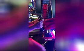 Il doigte sa femme sans culotte dans une salle de jeu