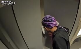 Elle se fait surprendre dans les toilettes publiques !