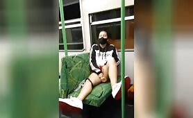 Masturbation risquée avec un gode dans le métro