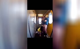Baise rapide et risquée dans un train