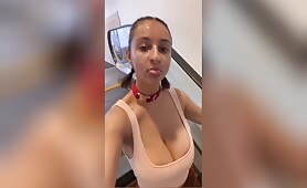 Cette fille se ballade avec du sperme plein le visage
