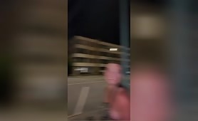 Des copines se promenent à poil dans la rue
