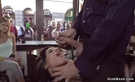 Elle se fait gicler dans la bouche par deux mecs