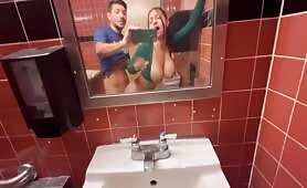 Baise rapide dans les toilettes publiques