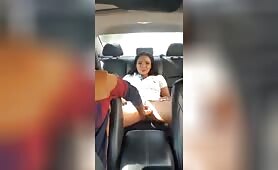 Sa copine en chaleur lui demande de la doigter