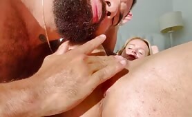 Il se régale avec son joli clito
