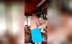 La barmaide se fait baiser par un client