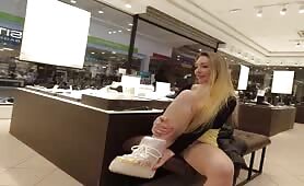 Elle essaye des chaussures mais ne porte pas de culotte