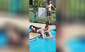 2 nanas mettent le feu dans une piscine publique