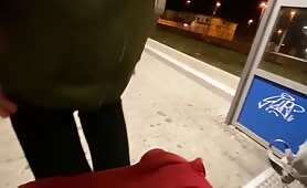 Baise rapide a un arrêt de bus au centre-ville