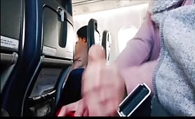 Il gicle juste à côté d'inconnus dans le train