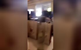 Cette MILF exhibe ses énormes nichons dans le train