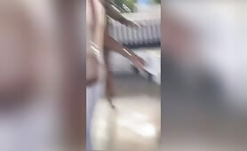 Elle se masturbe et gicle dans un club
