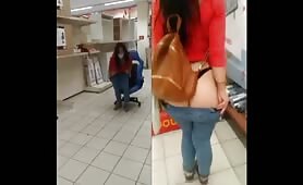 Elle s'exhibe et suce son mec dans un magasin
