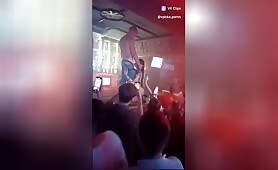 Il passe un très bon moment dans un club