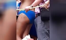 Pervers surpris en train de bander dans une file d'attente