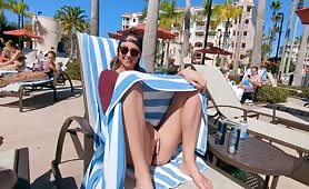 Sa femme se masturbe au bord de la piscine de l'hotel