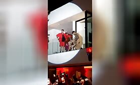 Tous les voisins sont venus les voire baiser sur le balcon