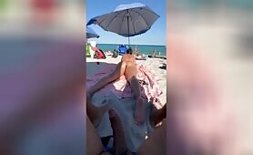 Plug dans l'anus à la plage