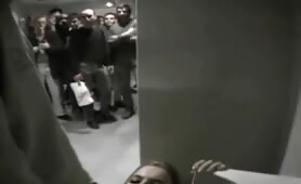 Cette salope réclame la bite d'un inconnu aux toilettes