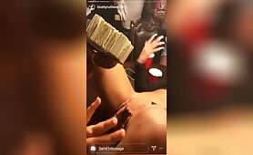 Elle se rentre une bouteille lors d'une fête