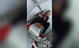 Elle se masturbe dans les toilettes d'un avion