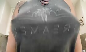 Qui veut venir jouer avec mes seins ?