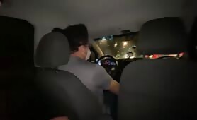 Le chauffeur Uber accepte qu'elle suce son mec à l'arriere